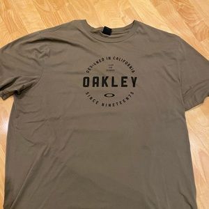 Oakley T-shirt